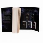 Gefährlich und mysteriös: Eine Buchreihe mit Titeln auf dunklem Hintergrund. Ein Buch steht offen auf der Seite.