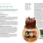 "Torten-Karussell Waldspaziergang" steht oben. Links sind Rezepte und Zutaten für verschiedene Schichten. Rechts sieht man eine dekorative Torte auf einem Karussellständer. Unten rechts steht eine Person mit einem roten "Krüger"-Schürze, lächelnd neben einer Küchenzeile.