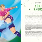 "MITTELFELD: TONI KROOS. *4. Januar 1990 in Greifswald ★ Deutschland."

Illustration eines Fußballspielers, der einen Ball tritt.