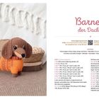 "Barney, der Dackel" und eine Häkelanleitung. Ein gestrickter brauner Hund mit orangefarbenem Pullover steht auf einem Teppich.