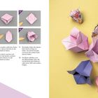 Schritte 7-12 einer Origami-Anleitung mit faltbaren Papierblumen auf gelbem Hintergrund. Links Text, rechts Origami-Blumen.