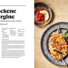 "Gebackene Aubergine mit Tomatenmarmelade und Petersiliensalat. Zutaten und Zubereitung für 4 Portionen sind beschrieben." Rechts ein Teller mit Aubergine und Beilagen.