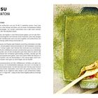 MATCHAMISU - TIRAMISU MIT MATCHA. Eine grüne Tiramisu in einer rechteckigen Form, teilweise herausgenommene Portion.