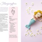 "Sakura die Meerjungfrau" Anleitung und Material. Zwei gehäkelte Meerjungfrauen liegen zwischen Blumen auf hellem Grund.