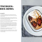 Zwetschgenkuchen-Bowl Rezept. Zutatenliste und Schritte führen zur Zubereitung. Rechts eine rechteckige Bowl mit Creme und Zwetschgen.