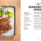 Rinderfilet-Spieße: Rezept mit Zutaten, Marinade (Limetten, Teriyaki-Sauce), Zubereitung. Links: gegrillte Spieße, Salatschüssel.