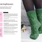 Titel: Socken mit Zopfmuster. Anleitung zur Herstellung grüner Socken mit kunstvollem Zopfmuster. Links im Text erklärt.