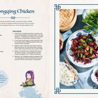 Chongqing Chicken Rezept mit Zutaten und Zubereitung. Links: Text und Illustration. Rechts: Teller mit Hähnchengericht, Reis und Kräutern.