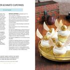 "Goldener-Schnatz-Cupcakes" Rezept, Zutatenliste und Zubereitung. Rechts: Cupcakes mit goldenen Kugeln und Flügeln auf goldenem Teller.
