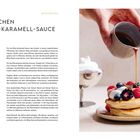 "Soufflé-Pfannkuchen mit Miso-Karamell-Sauce." Links Rezepttext, rechts Pancakes mit Sahne, Beeren, Karamell.