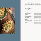 **Bohnapfiffer**

Zutaten: 

- 500 g grüne Bohnen
- Salz
- ½ Handvoll Bohnenkraut
- 6 Eier
- 3 EL Milch
- schwarzer Pfeffer
- 1 EL Butter oder Schmalz

Zubereitung:

Frische Bohnen putzen, waschen und klein schneiden. Bohnen in Salzwasser mit Bohnenkraut etwa 10 Minuten weich garen, abgießen. Eier, Milch, Salz und Pfeffer verquirlen. Butter in Pfanne erhitzen, Bohnen darin schwenken. Eiermasse eingießen, bei kleiner Hitze stocken lassen, sofort servieren.

Rechts ein Teller mit grünen Bohnen und Kartoffeln, dekorativer Untergrund.