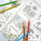 Texte lauten: „Ich umgebe mich mit STÄRKE und SCHÖNHEIT.“, „sie BLÜHT einfach.“ Illustrationen von Blumen und Tieren mit Buntstiften.