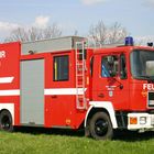 „FEUERWEHR Wimsheim“ steht auf einem großen roten Feuerwehrfahrzeug auf einer Wiese.