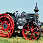 Texte: "Gasselmann Ohlen", "BULLDOG", "LANZ". Ein alter Traktor mit roten Rädern steht auf einer Wiese.