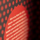 Der Text erwähnt "Natschuchy, Winter 1953, Jahr". Der Hintergrund zeigt ein Muster aus roten und schwarzen Punkten.