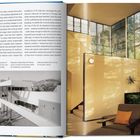 Text über Architektur und Bauweise von Neutra. Links Schwarz-Weiß-Foto eines modernen Gebäudes, rechts ein heller Raum mit großen Fenstern und Pflanzen.