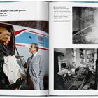 "Pussy Galore was girl power, let's face it." — Honor Blackman. Szene zeigt Dame und Herrn vor Flugzeug. Dreharbeiten in Schwarz-Weiß.