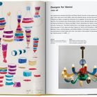 "Designs for Venini 1946-66." Links Aquarelldesigns farbiger Glasflaschen, rechts ein mehrfarbiger Kronleuchter.