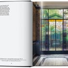 Text beschreibt Trompe-l'œil in Mailänder Wohnungseingängen. Rechts: Buntglasfenster mit Perspektive auf Architektur.