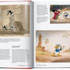Texte beschreiben Donalds Rolle in Cartoons, darunter "The Dognapper", "The Band Concert" und "The Wise Little Duck". Illustrationen zeigen Donald und andere Figuren in lustigen Szenen.