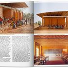 „The school day has just ended at the Gando Primary School!“, oben: Kinder sitzen im Freien. Unten: Klassenzimmer innen.