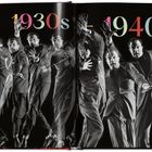 Text: "1930s - 1940s". Schwarz-weiß-Foto von Männern in Anzügen, dynamische Tanzbewegung.