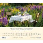 Ich bat Gott um viele Dinge, damit ich das Leben genießen könnte. Kalender für Mai. Tisch im Garten mit Blumen.