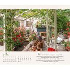 Text: "Schöpfung" - Branka Bierer. Mai-Kalender. Garten mit vielen Blumentöpfen, Schaukelsitz und Pflanzen, gemütlich arrangiert.