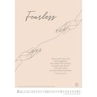 "Fearless. Denn Gott hat uns nicht gegeben den Geist der Furcht, sondern der Kraft und der Liebe und der Besonnenheit. 2. Timotheus 1,7." Eine minimalistische Zeichnung zeigt zwei Hände, die sich berühren. Kalenderseite unten.