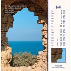 Kalenderseite Juli; Zitat aus Hebräer 2,1: "Wir sollen achten auf das Wort, das wir hören, damit wir nicht am Ziel vorbeitreiben." Ansicht durch Steinbogen auf blaues Meer.