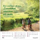 "Zwei sind besser als einer. Zusammen erreichen wir mehr." Zwei Personen mit Fahrrädern im grünen Park. Danaus: Mai-Wochen.