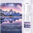 Kalenderblatt für Mai, mit einem Gedicht von Peter Strauch über Dankbarkeit. Naturbild im Hintergrund: Berge und Himmel.