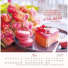 Text: "Du bist kostbar in meinen Augen und wertvoll für mich und ich habe dich lieb. nach Jesaja 43,4." 

Ein Teller mit rosafarbenen Macarons, einer Herztorte mit roten Früchten, daneben ein Tulpenstrauß. Kalender für Mai 2027.