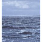 Kalender mit Datum 1 bis 31 unten. Darstellung: Weites, ruhiges Meer unter bewölktem Himmel.