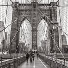 Montag, Dienstag, Mittwoch, Donnerstag, Freitag, Samstag, Sonntag; Monatskalender für Mai mit Zahlen in Rot und Schwarz.