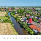 Mai-Kalender mit Datumsangaben. Zwei Windmühlen neben einem Fluss in einer ländlichen Landschaft.