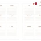 Monatliche Geburtstagsliste: Links Januar bis Juni, rechts Juli bis Dezember. Blumenornament oben, Geschenk unten links.