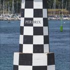 Text „PERDRIX“. Schachbrettartiger Leuchtturm im Wasser. Hintergrund: Boote und Wald. Unten Kalender Mai 2009.