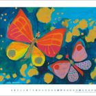 "Mai" steht unten. Zwei bunte Schmetterlinge in kräftigen Farben vor einem blauen und gelben Hintergrund.