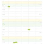 Kalender für Mai mit Feiertagen wie Muttertag und Pfingsten, illustriert mit Bäumen und einer Figur auf einem Ast.