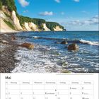 Mai-Kalender mit Feiertagen: Maifeiertag, Christi Himmelfahrt, Pfingsten. Oben eine Küstenlandschaft mit Kreidefelsen.