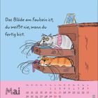 „Das Blöde am Faulsein ist, du weißt nie, wann du fertig bist.“ Zwei Katzen in Schubladen, darunter Kalendermonat Mai.