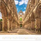 Mai-Kalender, Daten mit Wochenmarkierungen. Gotische Klosterruine mit Säulen, Himmel mit Wolken.