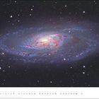 Text oben: "Messier 106 (NGC 4258) ist..."
Unten: Kalender für Mai. Farbenfrohe Galaxie im Weltraum mit hellen Sternen und Spiralstruktur.