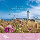 „Die Zuversicht ist die positive Quelle der Vernunft.“ Khalil Gibran. Mai-Kalenderblatt mit Leuchtturm und blühender Wiese.