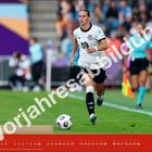 "Vorjahresabbildung" in großen Buchstaben. Eine Fußballspielerin mit weißem Trikot Nummer 19 läuft auf dem Spielfeld.