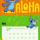 Text: "ALOHA", "MAI", "Christi Himmelfahrt", "Muttertag", "Pfingsten", "Fronleichnam". Kalenderillustration mit blauem Charakter.