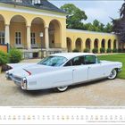 "MAI 01 02 03... 30 31. Eleganter weißer Cadillac vor gelbem Gebäude mit Bögen und Garten im Hintergrund."
