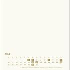 Kalenderseite für Mai, Feiertage hervorgehoben: 1., 6., 9., 16./17., 27. Beige Hintergrund, minimalistisches Design.