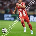 Text: „Harry Kane“, „Vorjahresabbildung“. Ein Fußballspieler in rotem Trikot läuft auf dem Feld, unten ein Kalender für Mai.